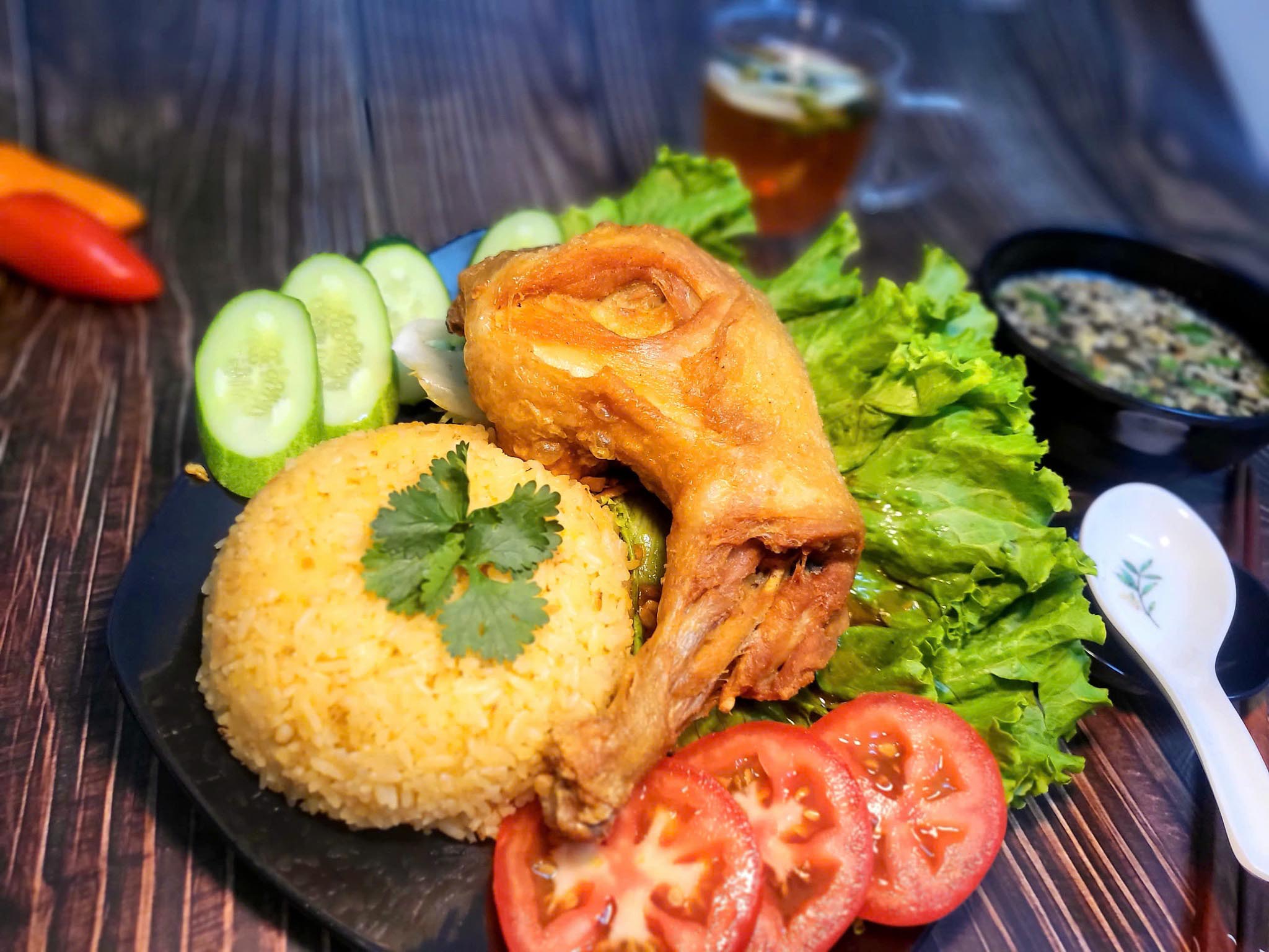 Cơm gà xối mỡ Út Minh với phần ăn đầy đặn