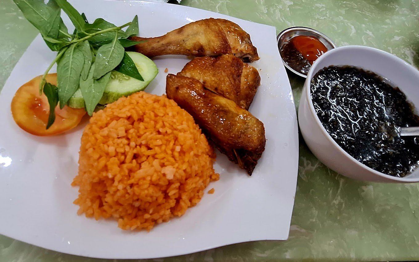 Cơm gà xối mỡ Su Su với sốt tiêu đen đặc trưng