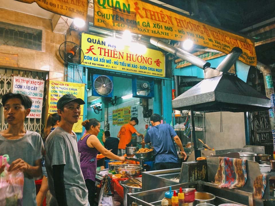 Cơm gà xối mỡ Thiên Hương đông khách mỗi ngày