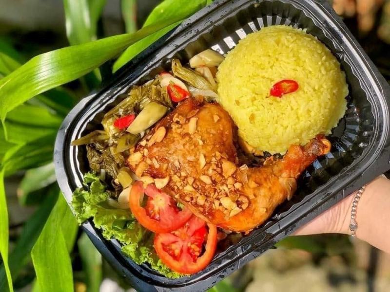 Đùi gà góc tư ngấm đẫm mắm tỏi tại Gà Kimochi