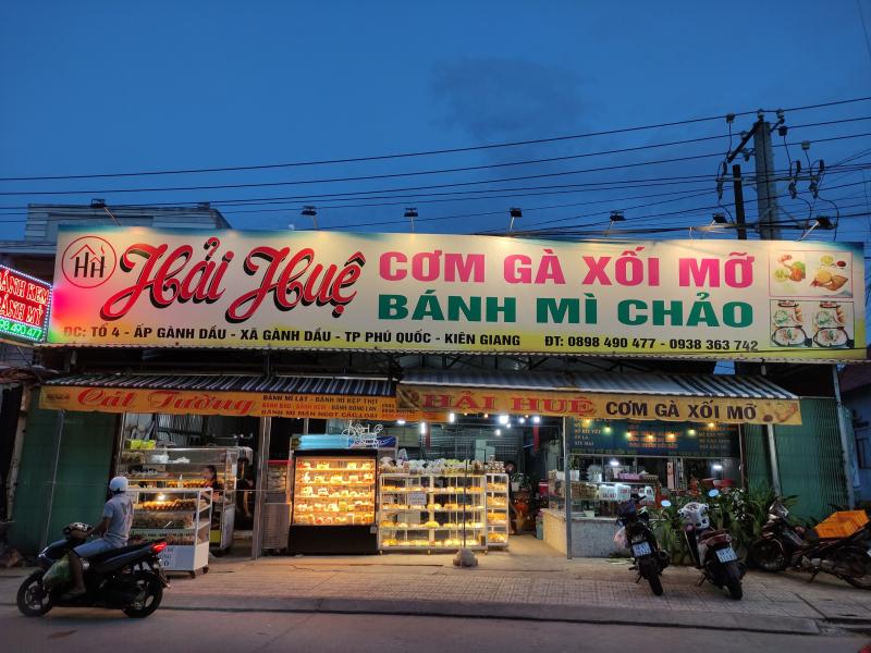 Cơm gà xối mỡ Hải Huệ với đùi gà to giòn tan