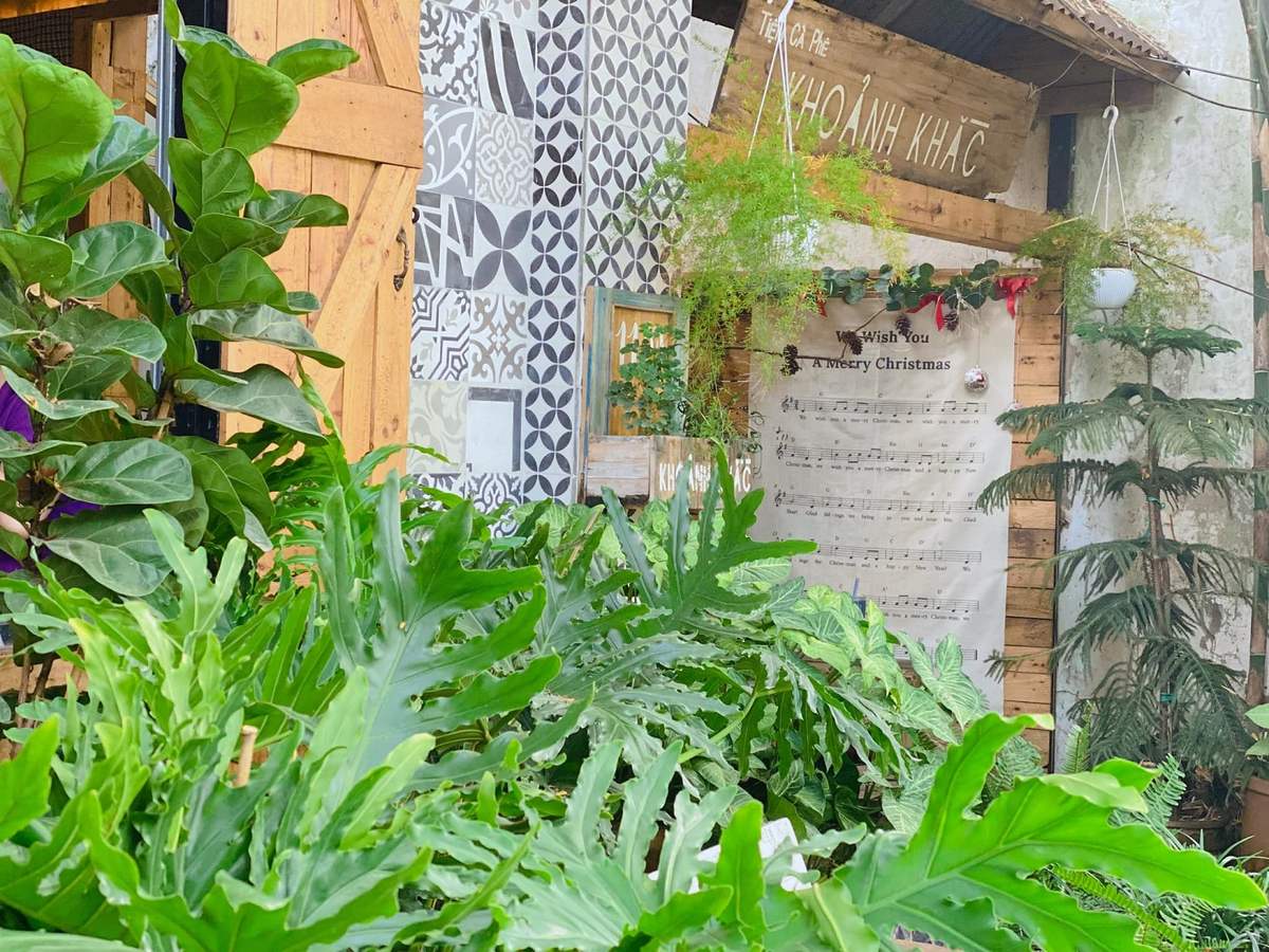 Sân vườn và đồ cổ tại Cafe Khoảnh Khắc