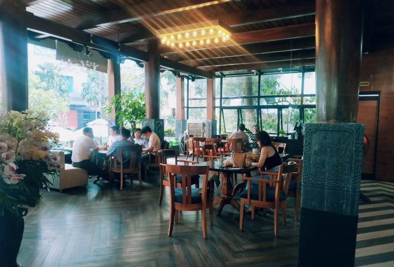 Kiến trúc gỗ quý tại Nhà Gỗ Cafe