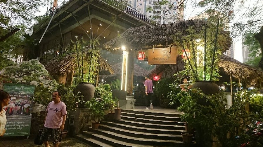 Bàn tiệc phong phú tại Chợ Quê