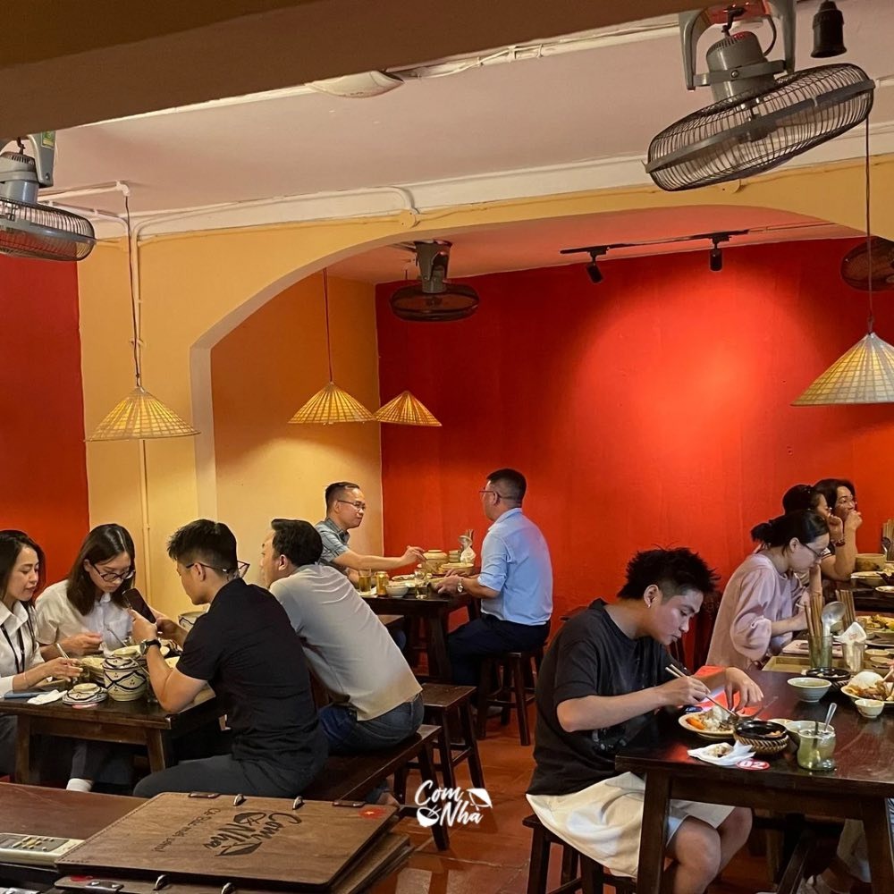 Bàn cơm đầy đủ món tại Cơm Nhà