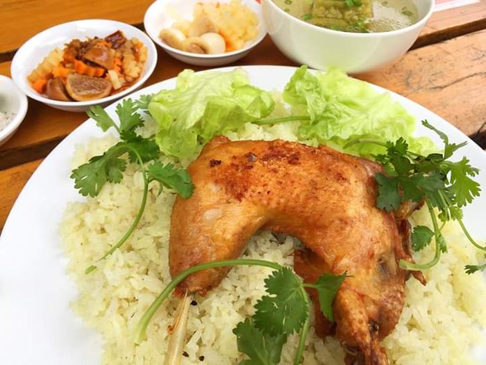 Cơm gà sốt chua cay với đùi gà góc tư tại Bento Delichi