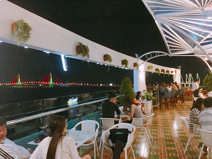 View ban đêm từ Ninh Kiều Riverside Sky Bar