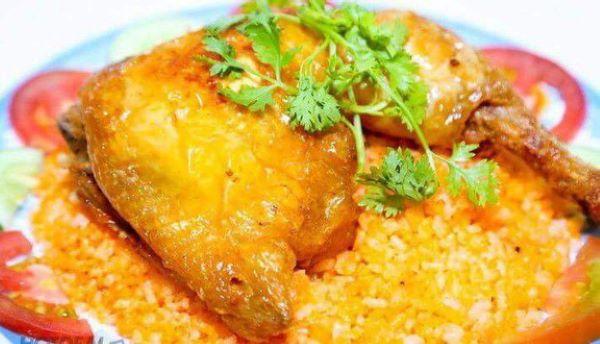 Cơm gà xối mỡ da giòn thịt mềm tại quán Mắm Còn Hà Nội