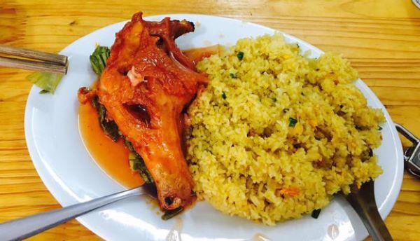 Suất cơm gà đầy đặn với rau củ ăn kèm tại Mắm Còn