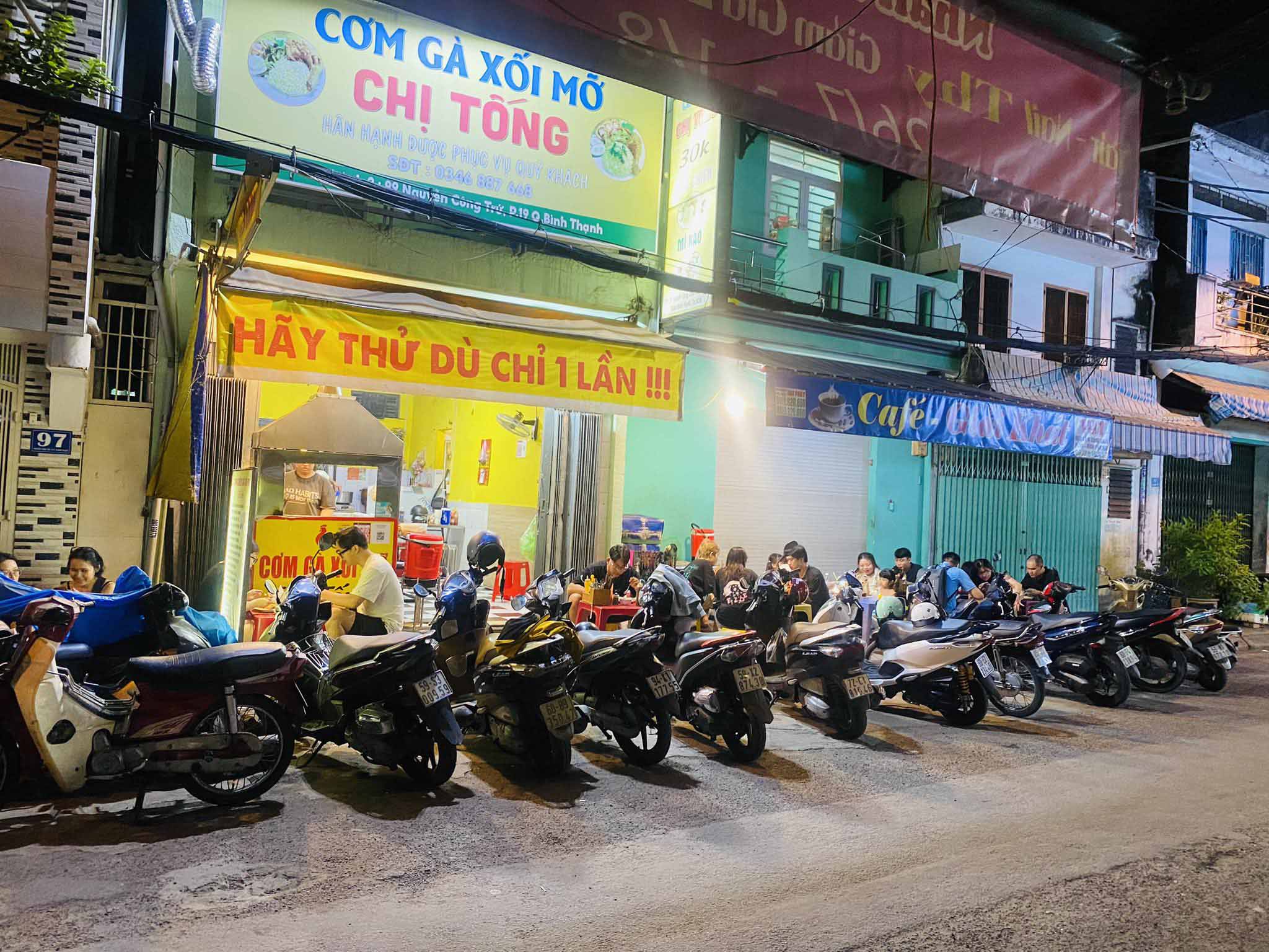 Cơm gà xối mỡ Chị Tống với không gian rộng rãi