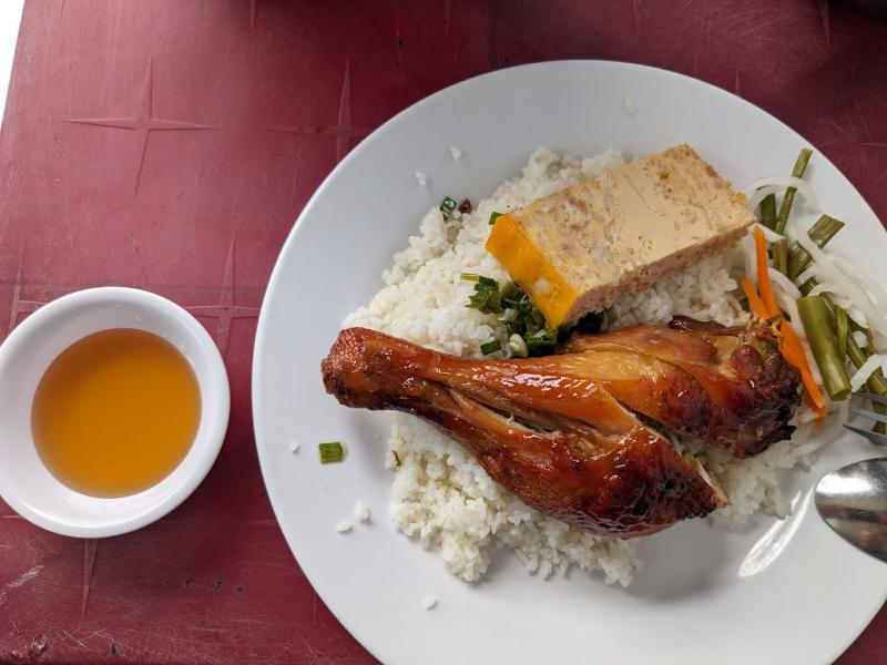 Cơm gà nướng Trúc Huyền với da giòn thịt mềm