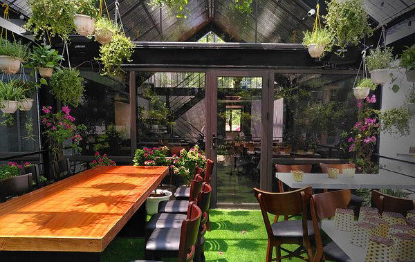 Không gian hiện đại tại TIT Coffee