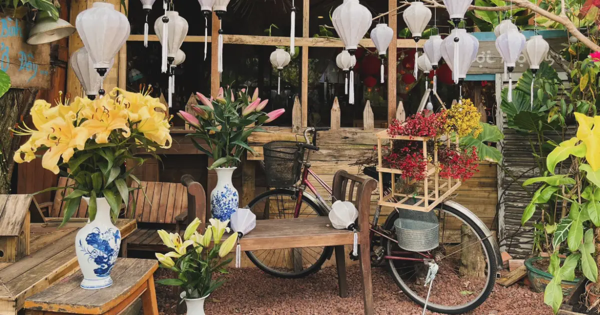 Art House Cafe phong cách Đà Lạt với hoa mai đào