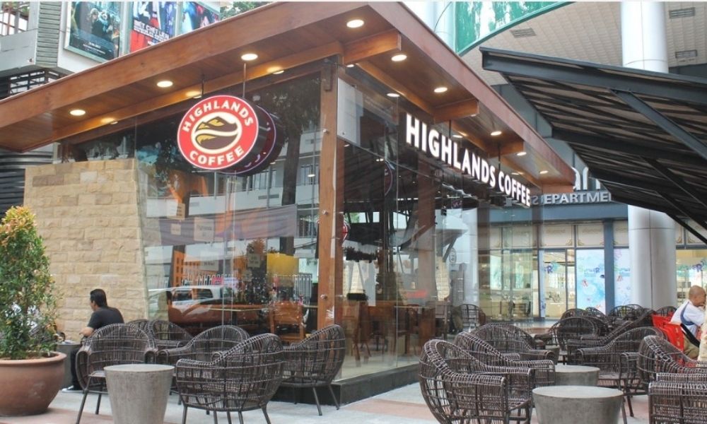 Highlands Coffee gần sân bay với không gian rộng rãi
