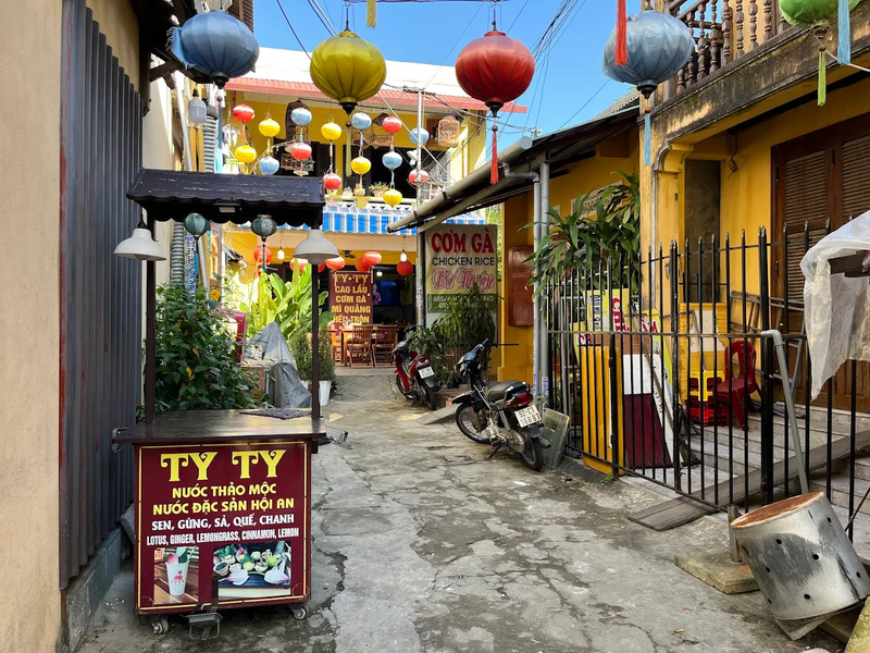 Cơm gà Bà Thuận với 2 chén nước chan độc đáo