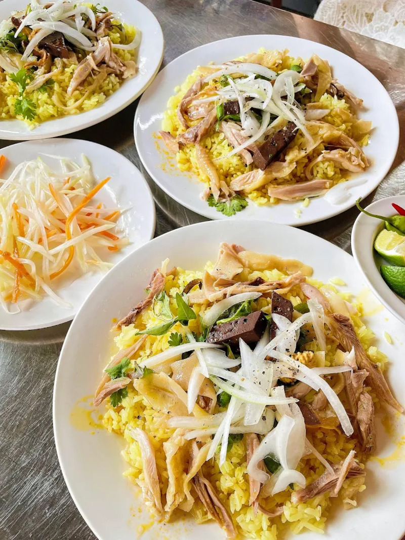 Phần cơm gà bắt mắt tại Giếng Đình