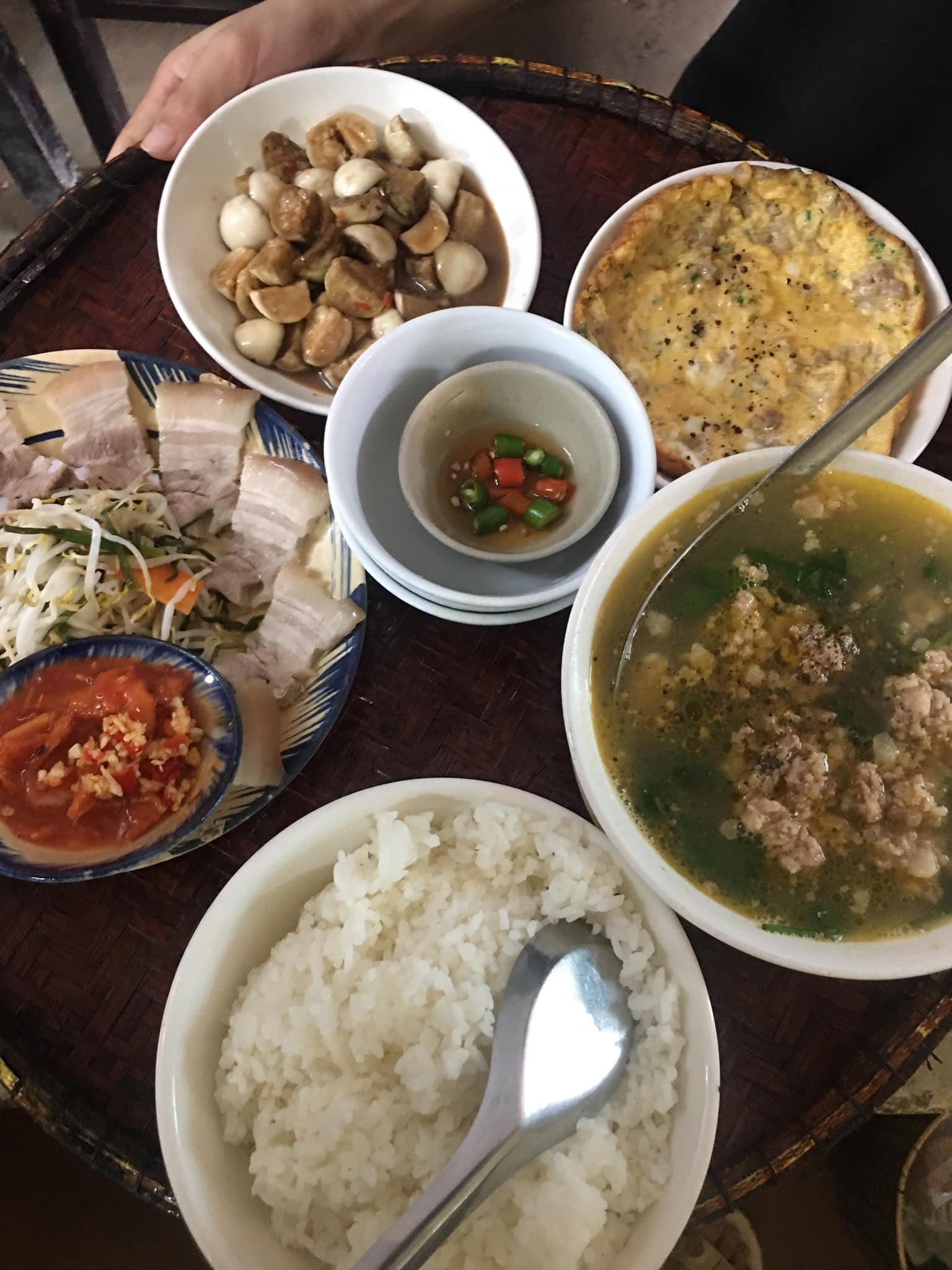 Nhà Nâu Huế với phong cách cơm nhà trà hoa