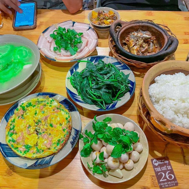 Không gian ấm cúng tại Cơm Quê Mười Khó