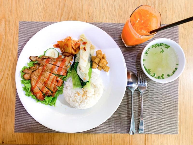 Không gian Cơm Trưa Quán Á