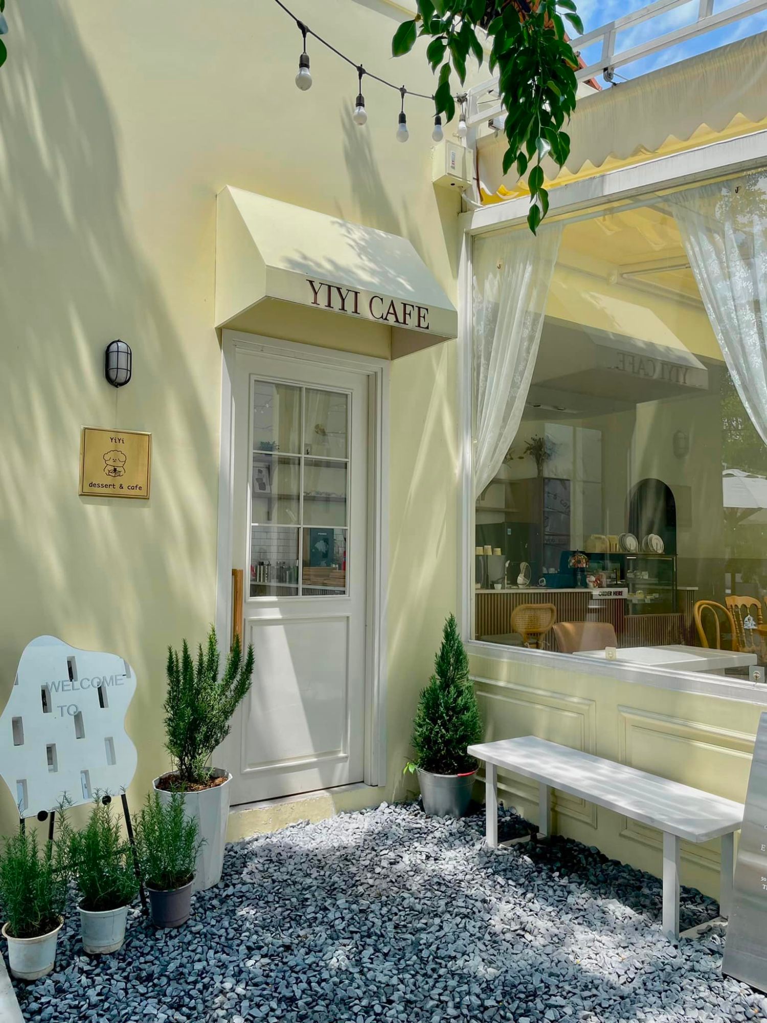 Yiyi dessert & café trang trí đèn lồng đỏ và khăn trải vintage