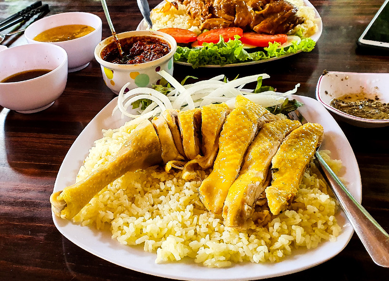 Cơm gà Long với không gian máy lạnh mát mẻ