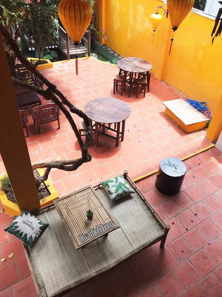 Hạ Cafe trang trí đèn lồng như Hội An