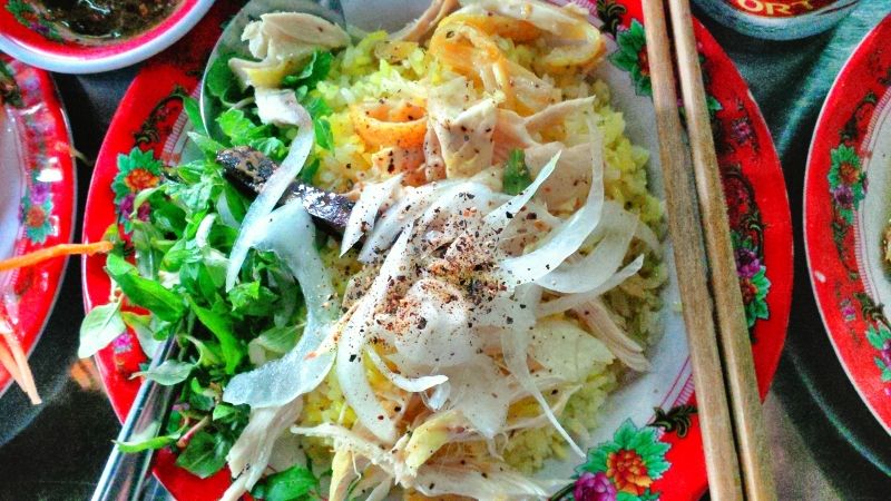 Bà Hồ tự tay phục vụ khách hàng