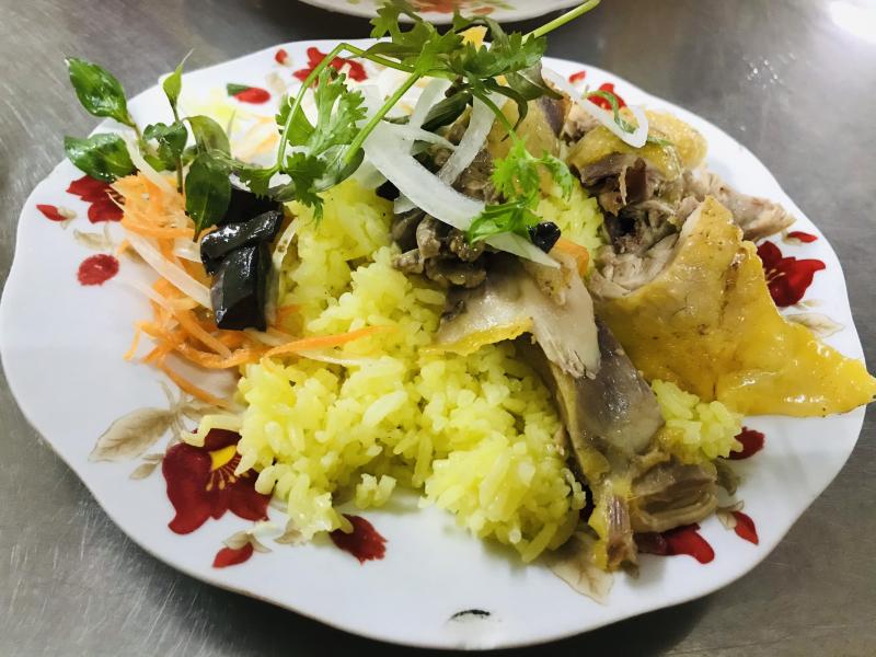 Không gian bình dị của quán Cơm gà Bà Thuận