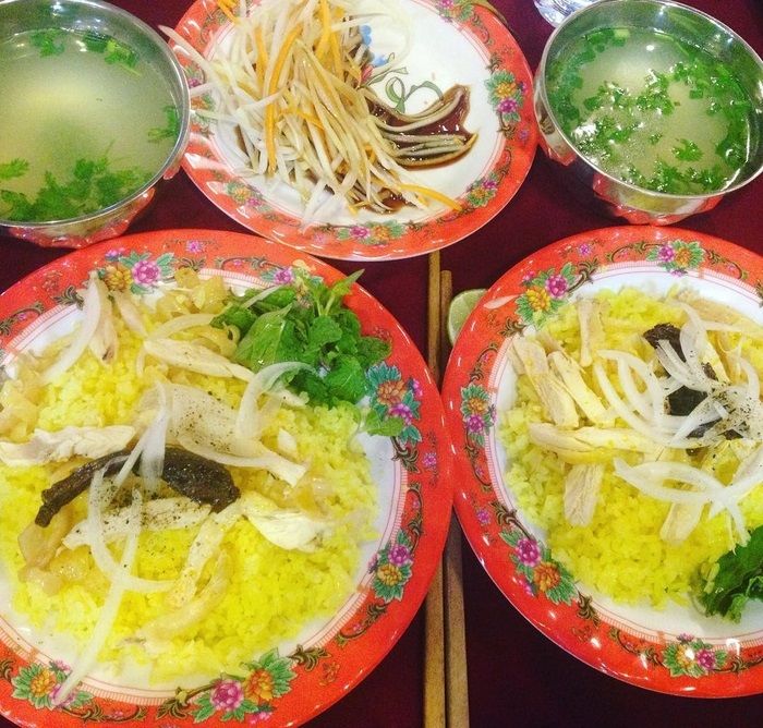 Không gian quán nhìn ra phố cổ