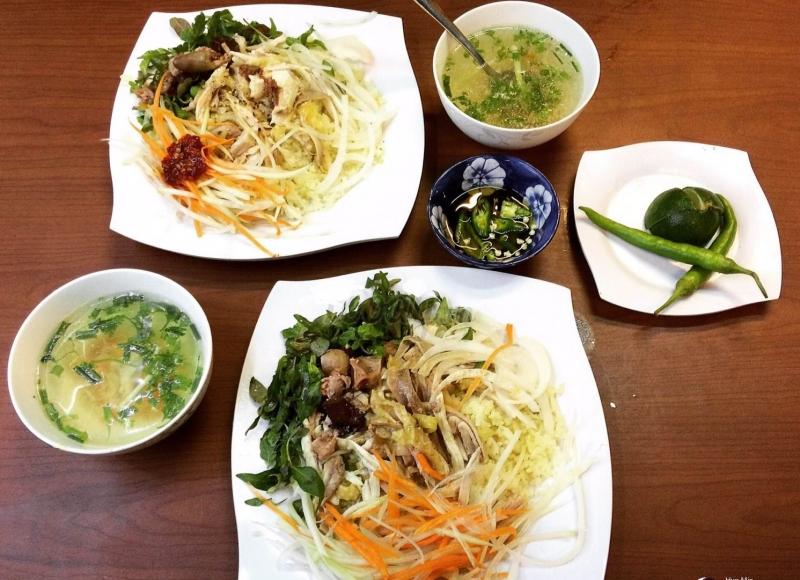 Không gian sạch sẽ tại Cơm gà Lan