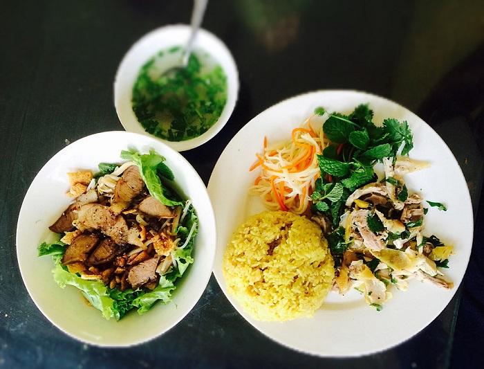 Cơm gà Ty với trình bày đơn giản nhưng hấp dẫn