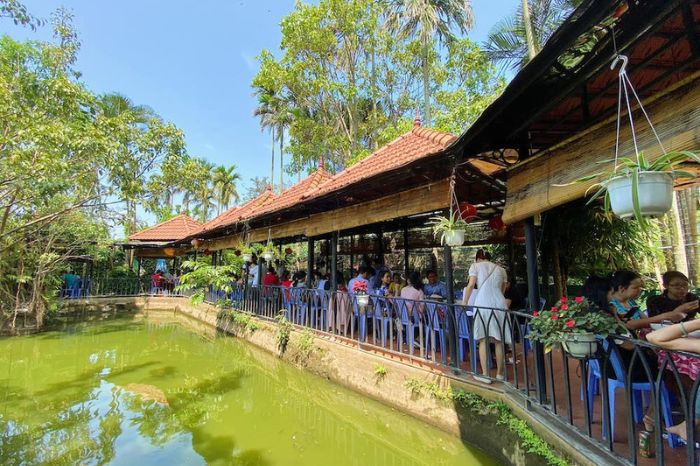 Quán cơm Duyên Quê Huế với view sân vườn thoáng mát