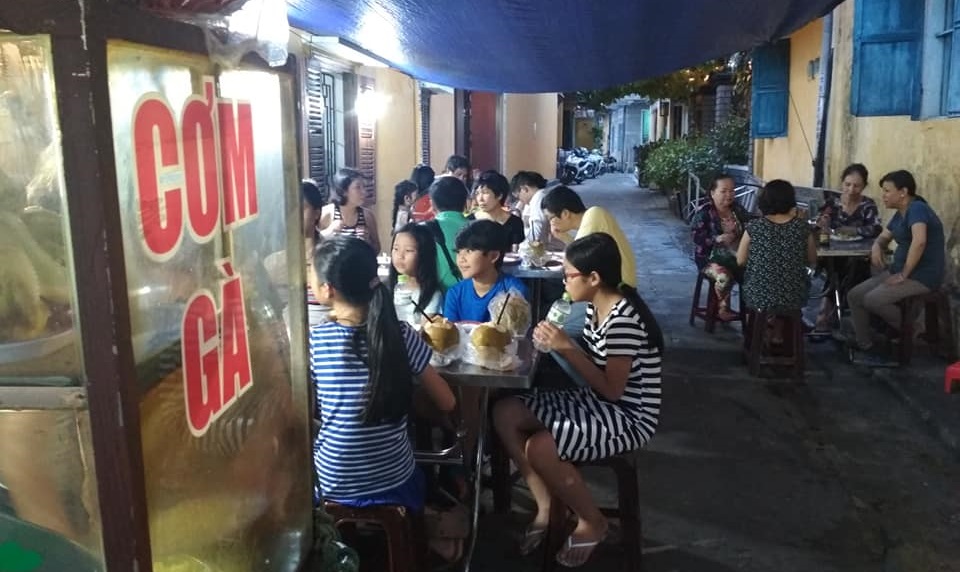 Cơm gà Thọ với nước sốt màu nâu đặc trưng