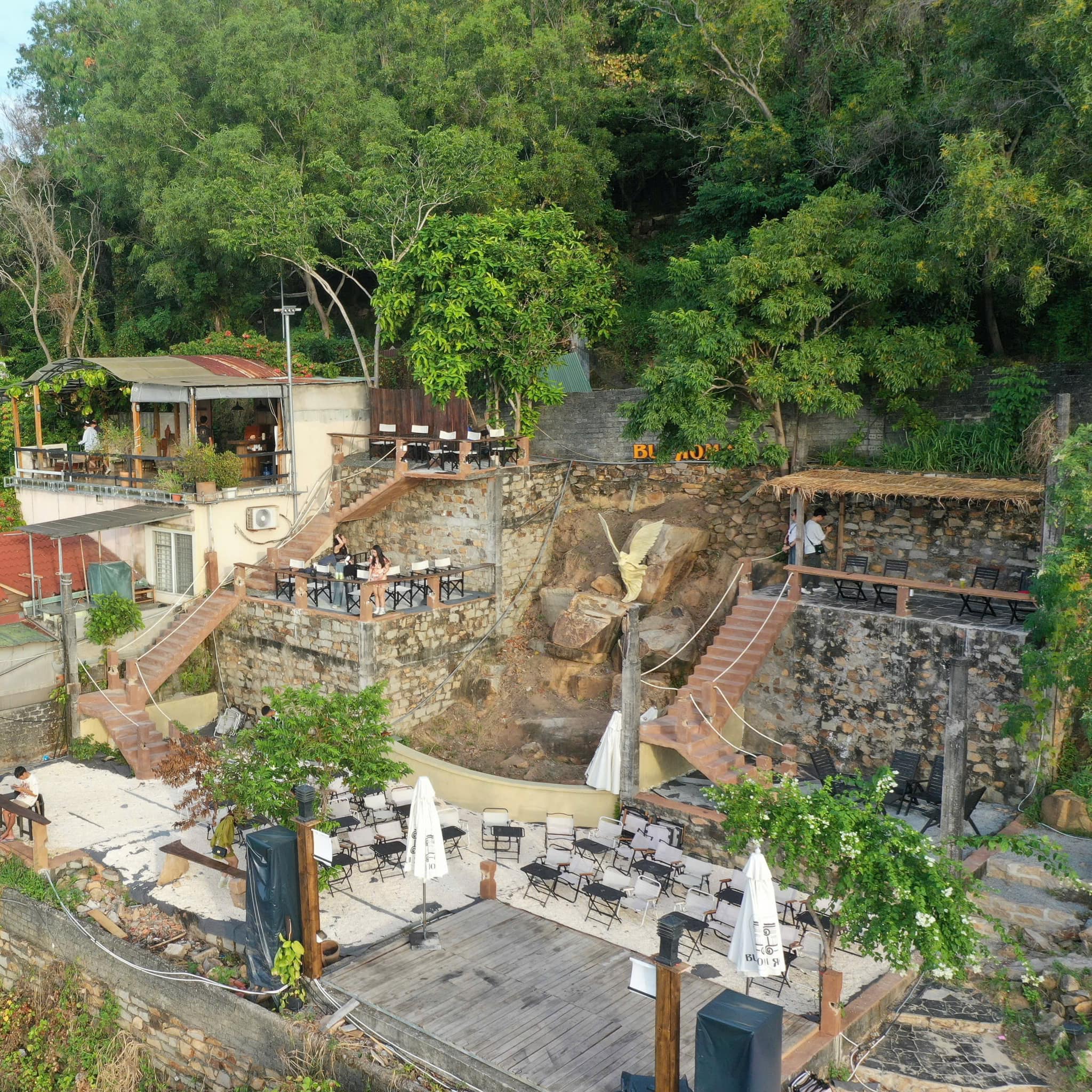 BỤI ROMAN - cafe nghệ thuật Vũng Tàu