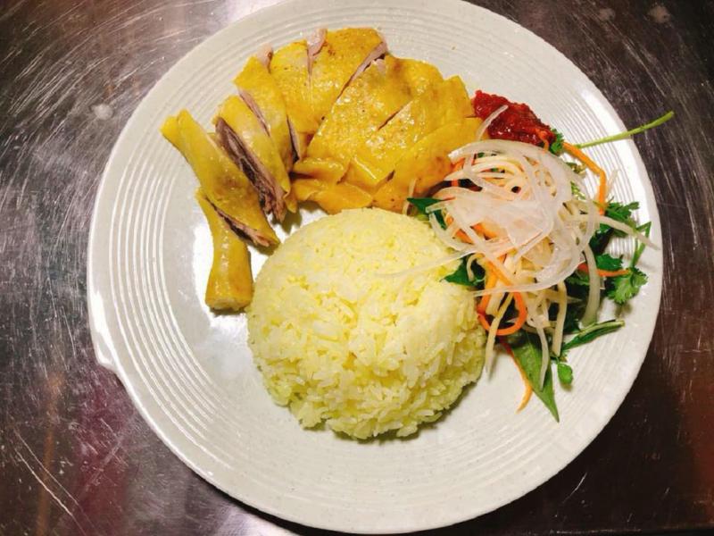 Gà được lựa chọn từ loại gà ta, thịt chắc, tươi ngon