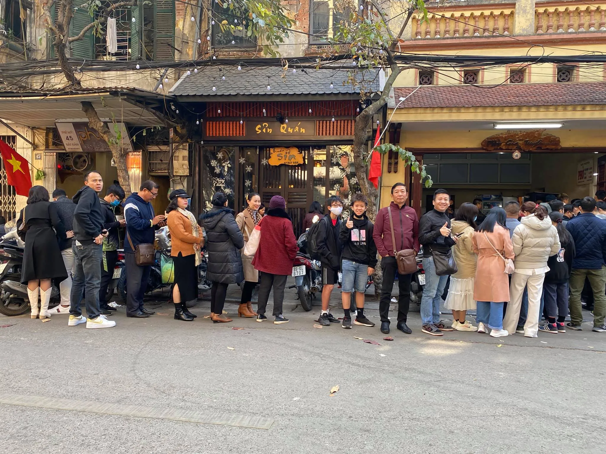 Phở Bát Đàn - hàng phở xếp hàng nổi tiếng phố cổ Hà Nội