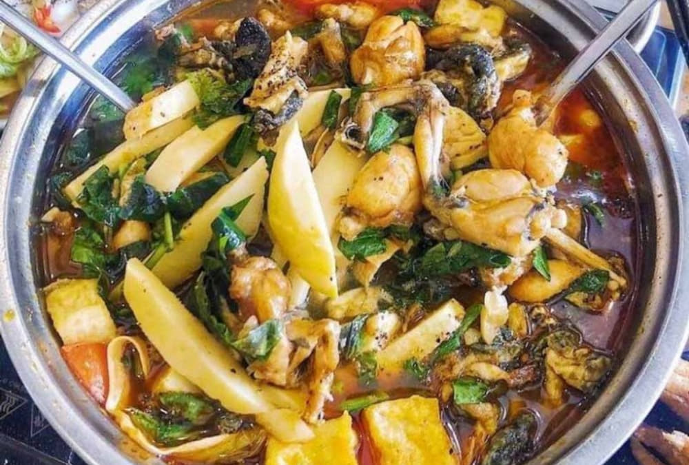 Lẩu ếch nấu măng cay là món ăn hít hà
