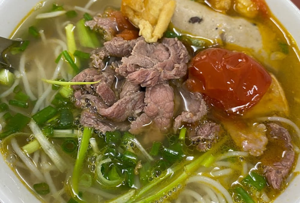 Canh bún cua có với các topping đi kèm như chả, thịt bò