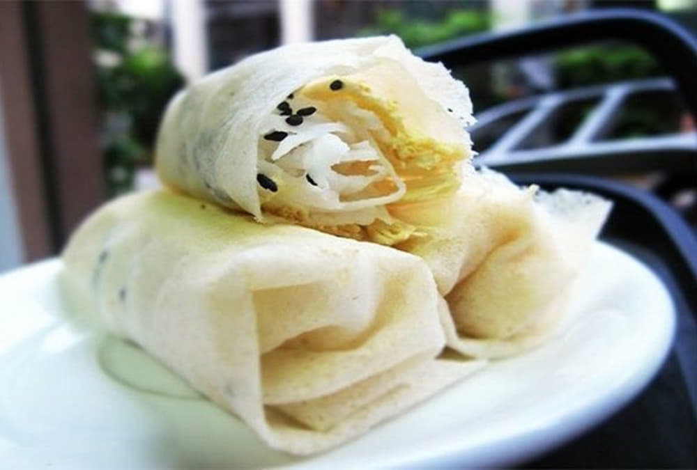 Bò bía ngọt thành phần có dừa bào sợi, mè đen, mạch nha