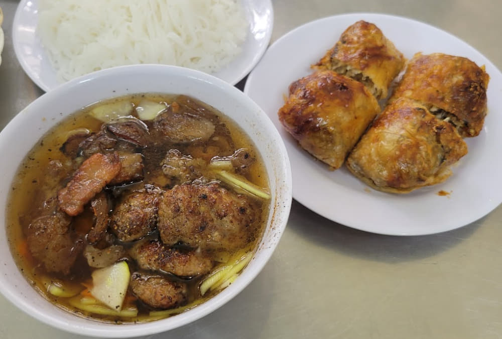 Các quán bán bún chả thường bán kèm nem cua bể