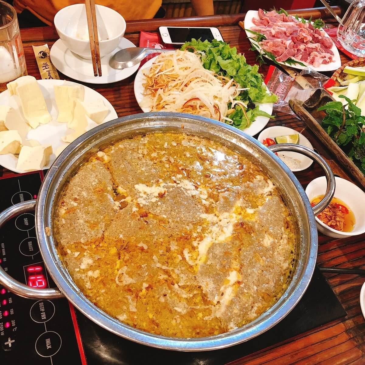 Lẩu cua đồng 685 Lạc Long Quân hương vị đặc biệt