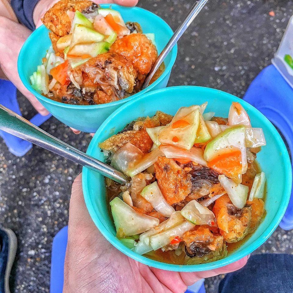 Thưởng thức bánh rán Võng Thị giòn rụm