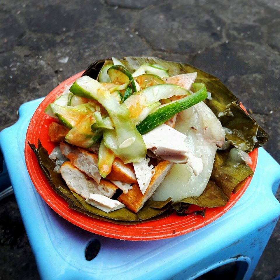 Bánh giò cô Béo Thụy Khuê với đầy đủ topping