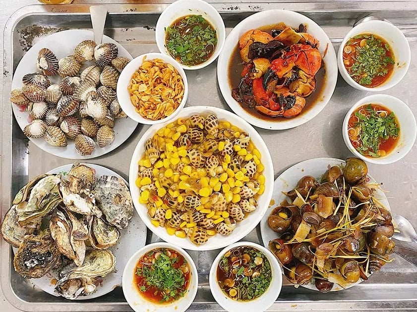 Quán ốc Bà Già - điểm ăn uống ở Hồ Tây nổi tiếng