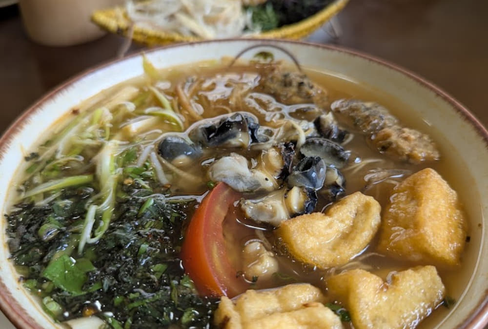 Bún ốc ăn cùng đậu hũ và rau tía tô cắt nhỏ