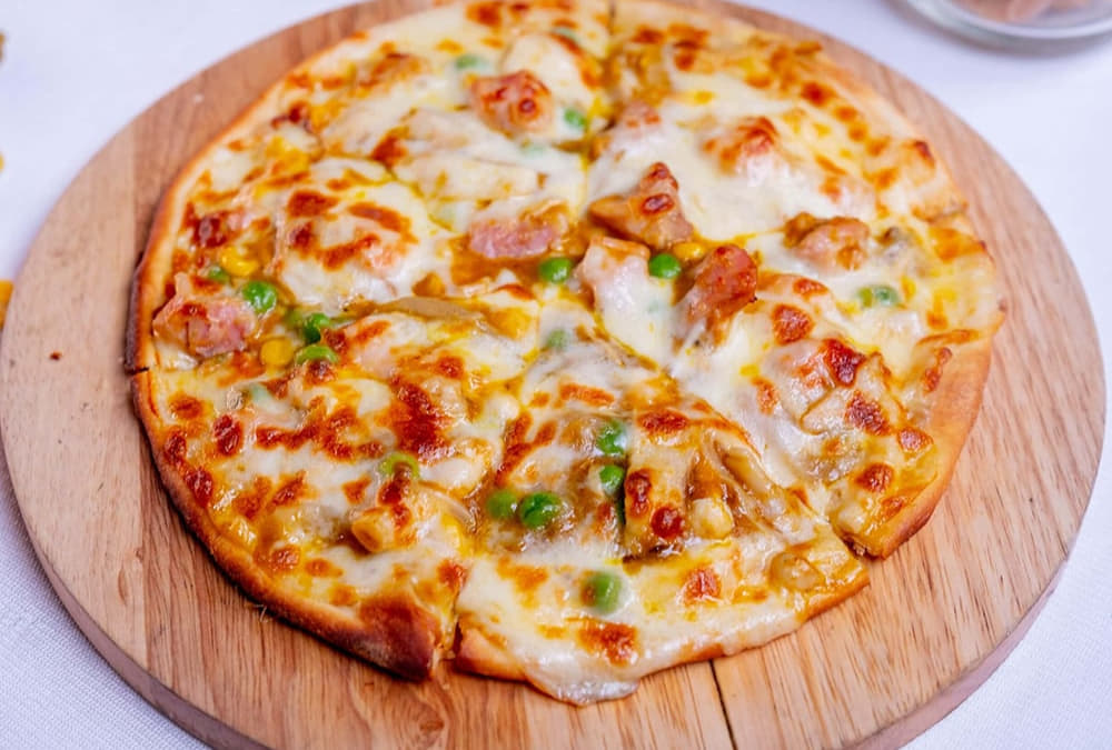 Pizza với lớp phô mai phủ lên trên béo ngậy