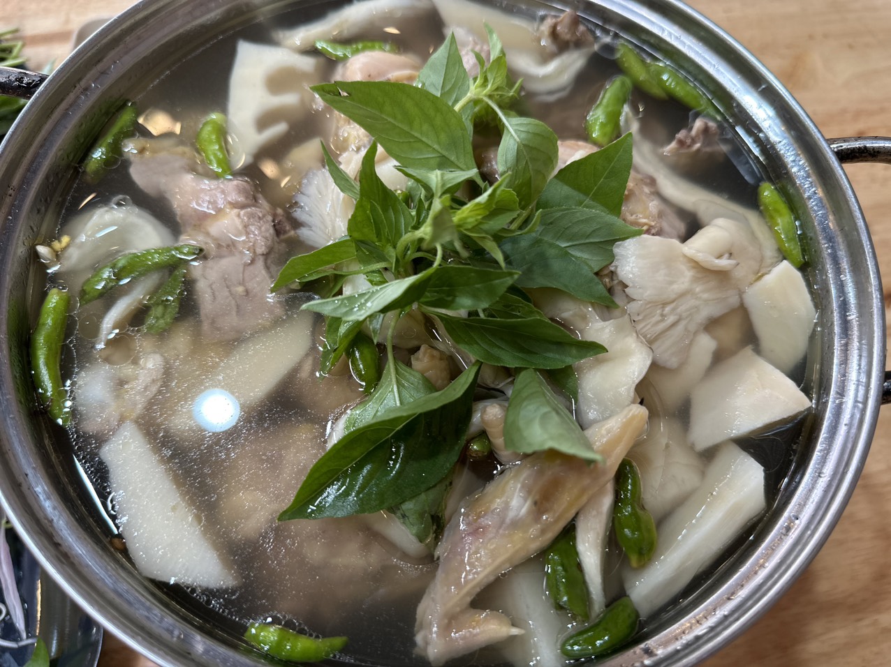 Lẩu gà lá é Đà Lạt