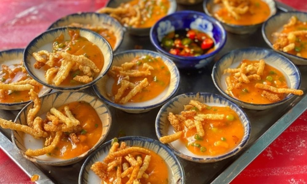 Bánh bèo chén Cô Tú Hội An - nhân màu điều đỏ cam đẹp mắt trong hẻm Phan Đình Phùng